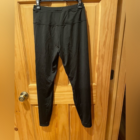 Top Golf black logo on leg women’s size M leggings used in good condition - Picture 2 of 4